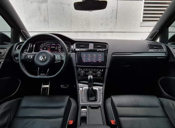 Volkswagen Golf R – Image 15