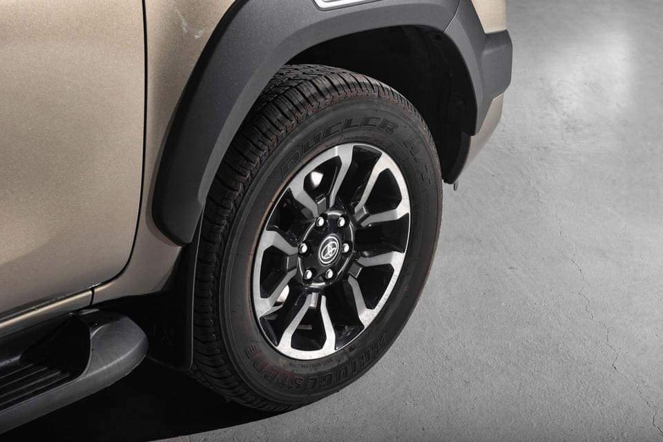 Toyota HiLux – Image 15