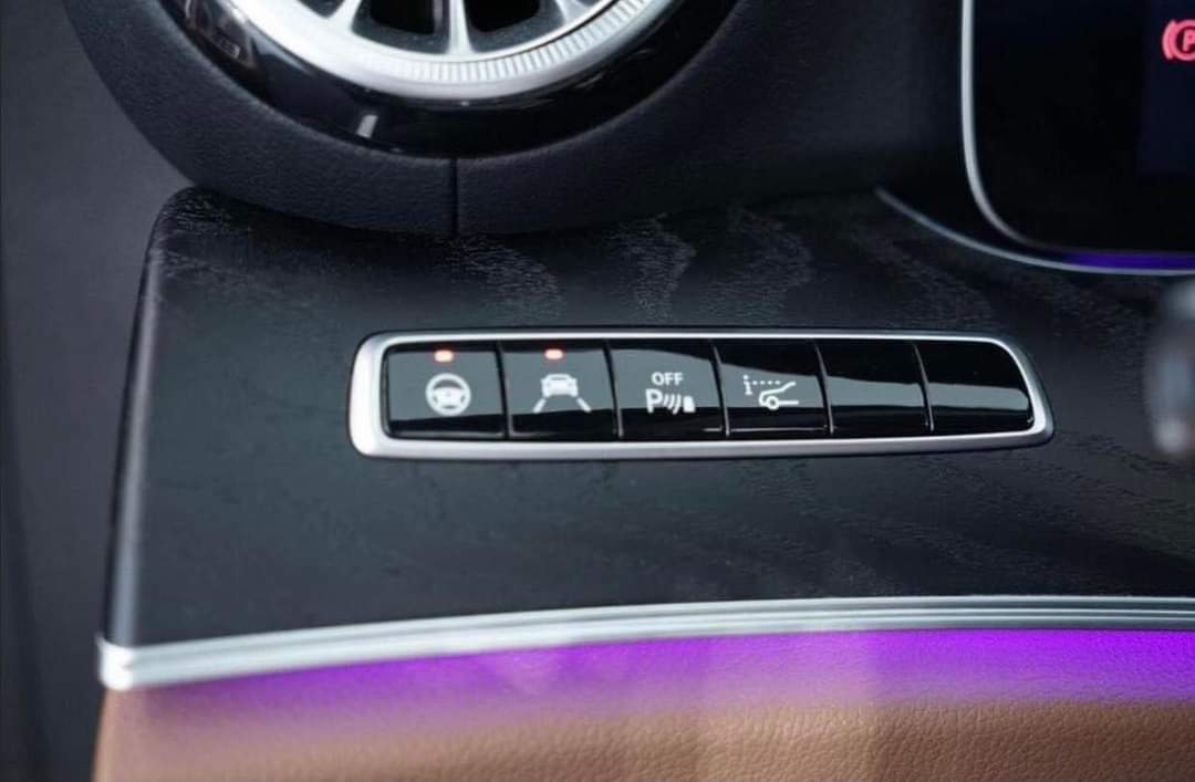 Mercedes-Benz E-Classe 200 Coupé AMG – Image 21