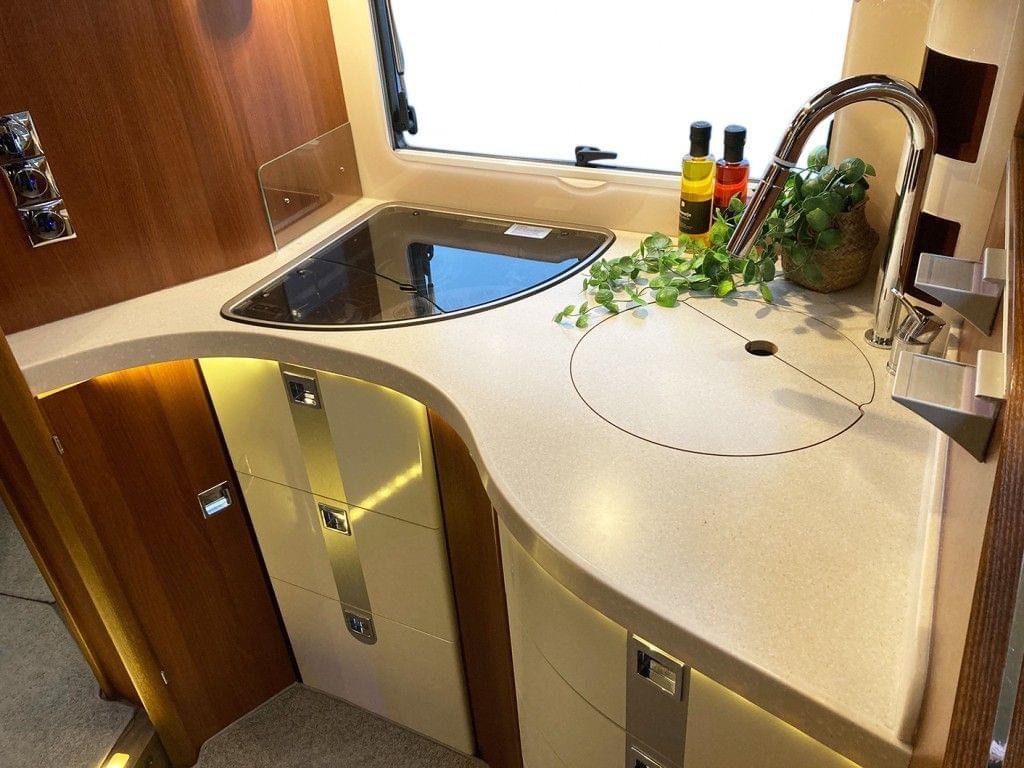 Camping-car Intégré Carthago Chic E-line en 51 QB – Image 9