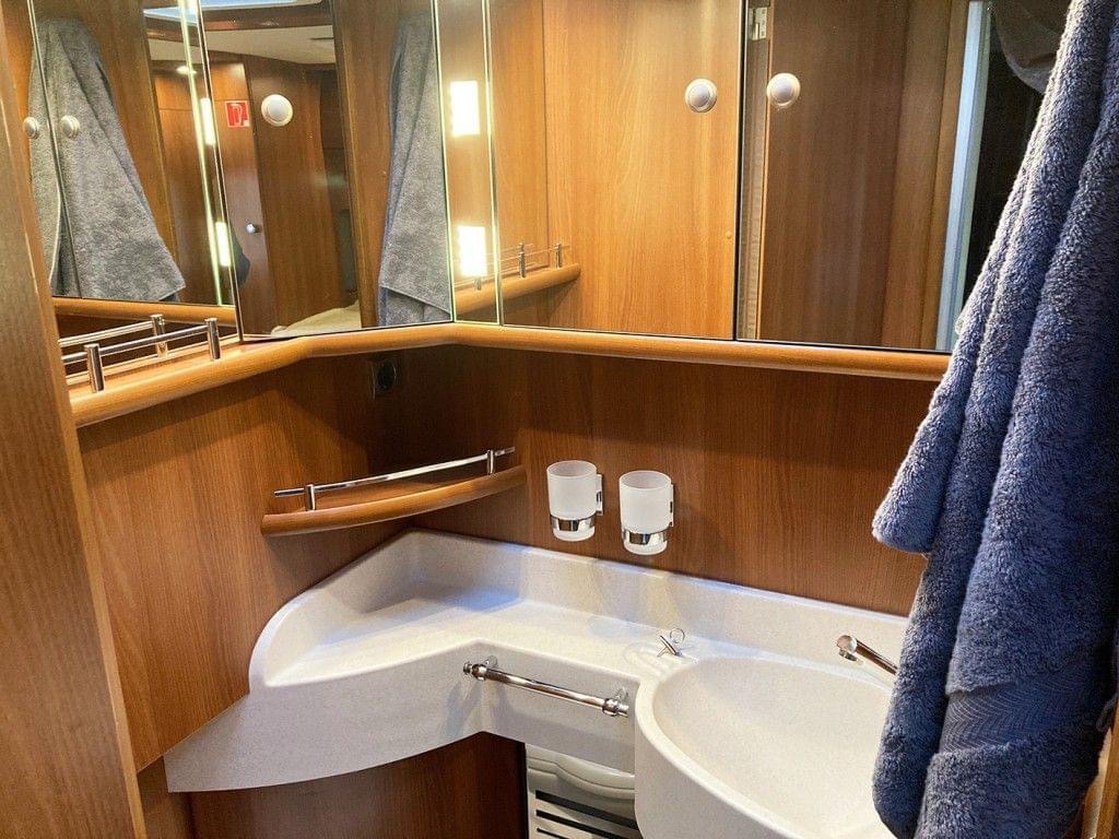 Camping-car Intégré Carthago Chic E-line en 51 QB – Image 20