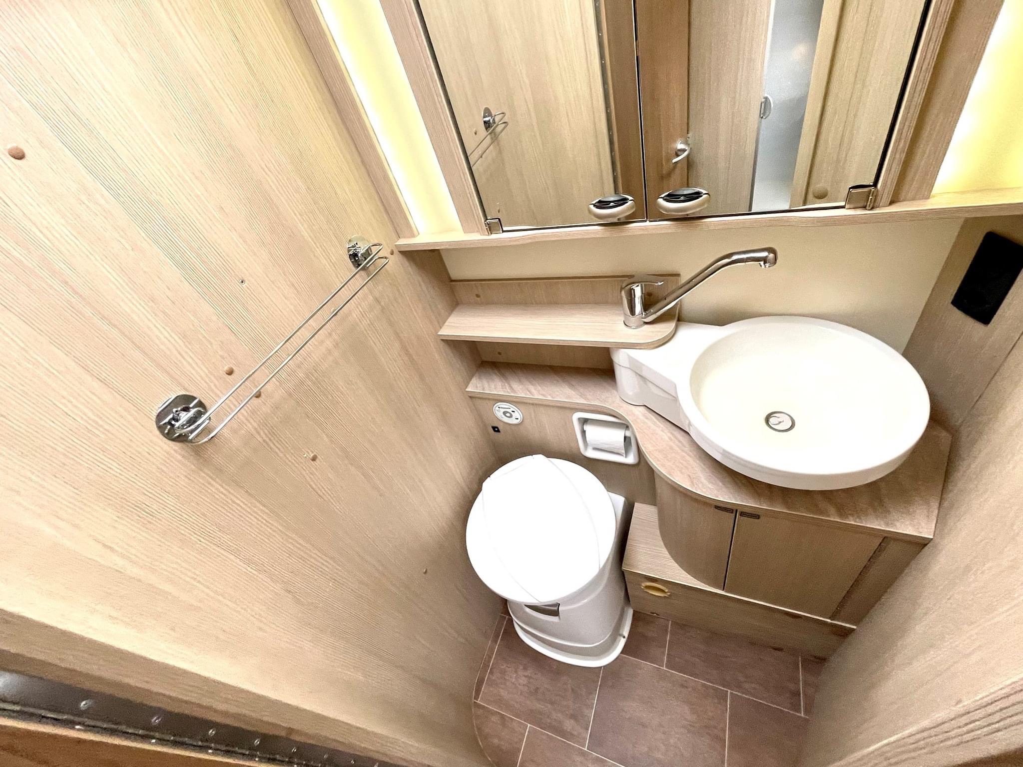 Camping-car FIAT Ducato 2.3JTD 130PS BÜRSTNER 55 ans ***LIT ÉLÉVATEUR*** (semi-intégré) – Image 9