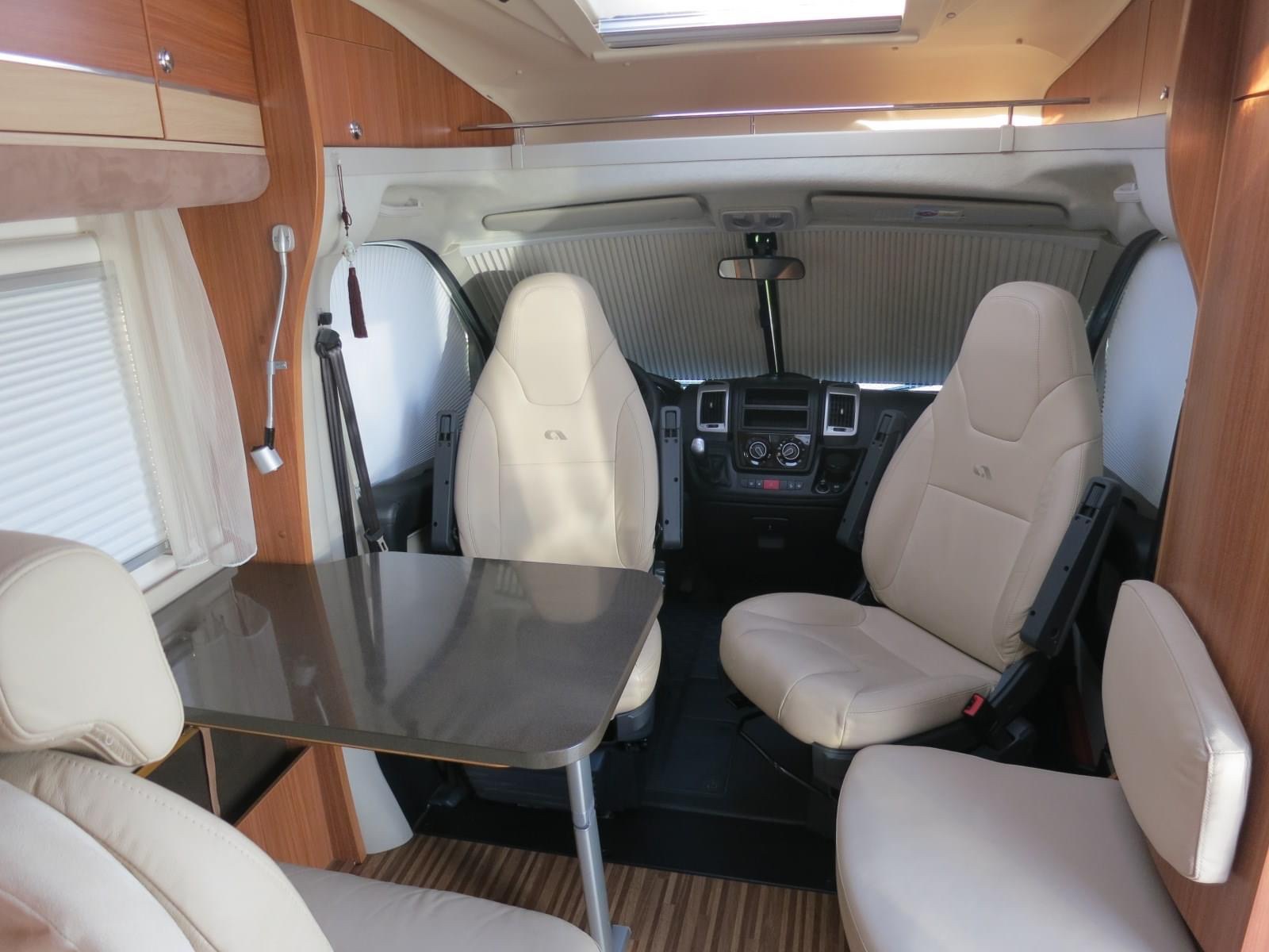 Camping-car ADRIA Compact SPX (semi-intégré) – Image 4