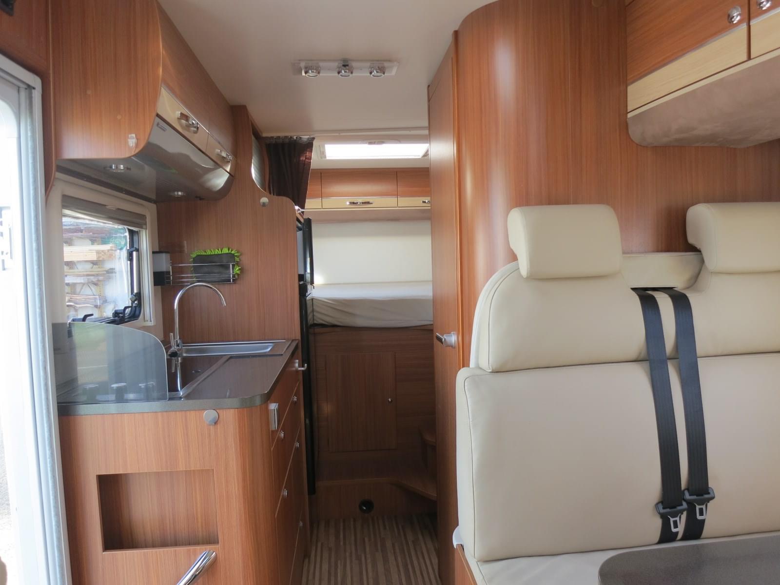 Camping-car ADRIA Compact SPX (semi-intégré) – Image 5