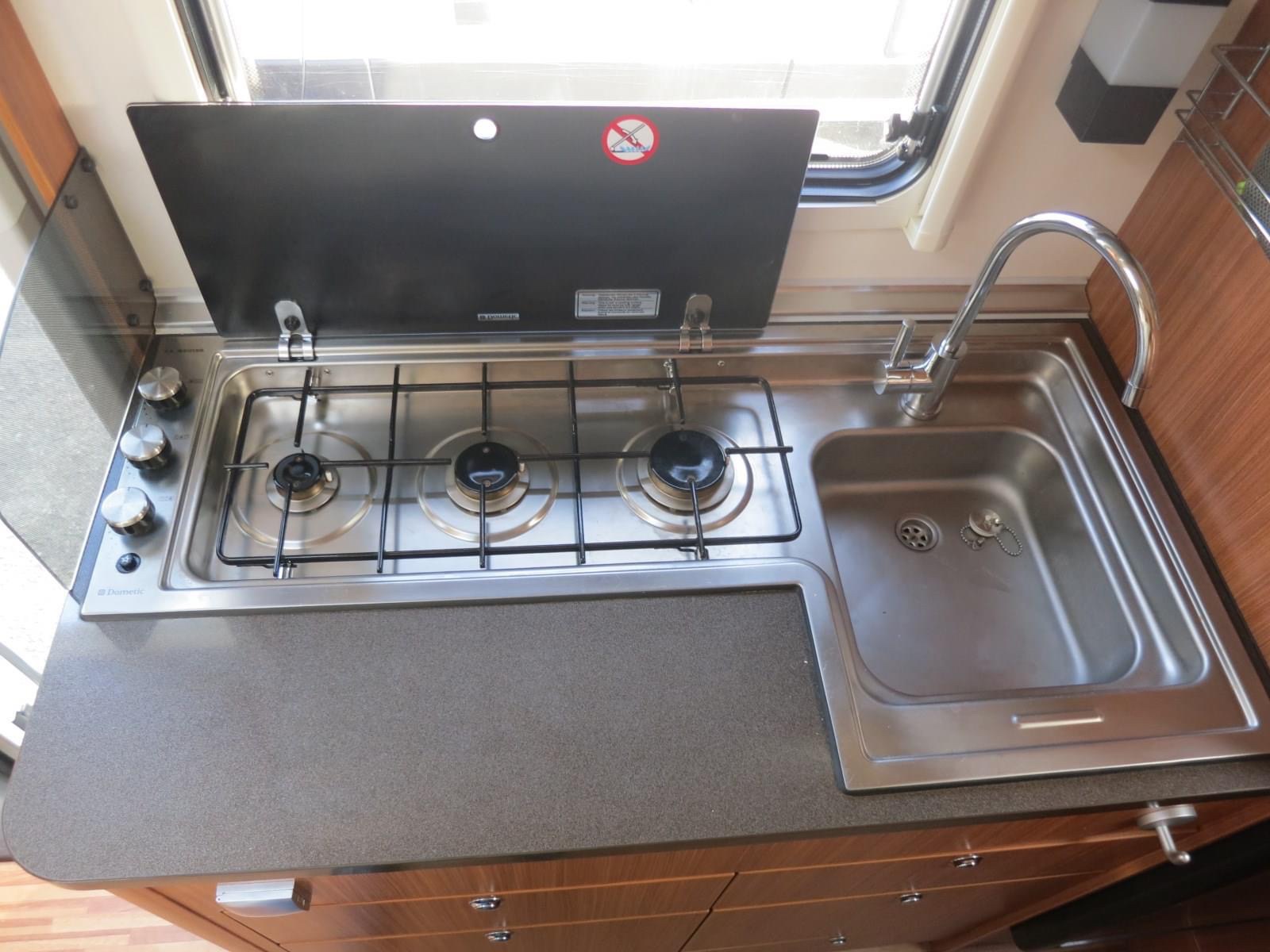 Camping-car ADRIA Compact SPX (semi-intégré) – Image 6