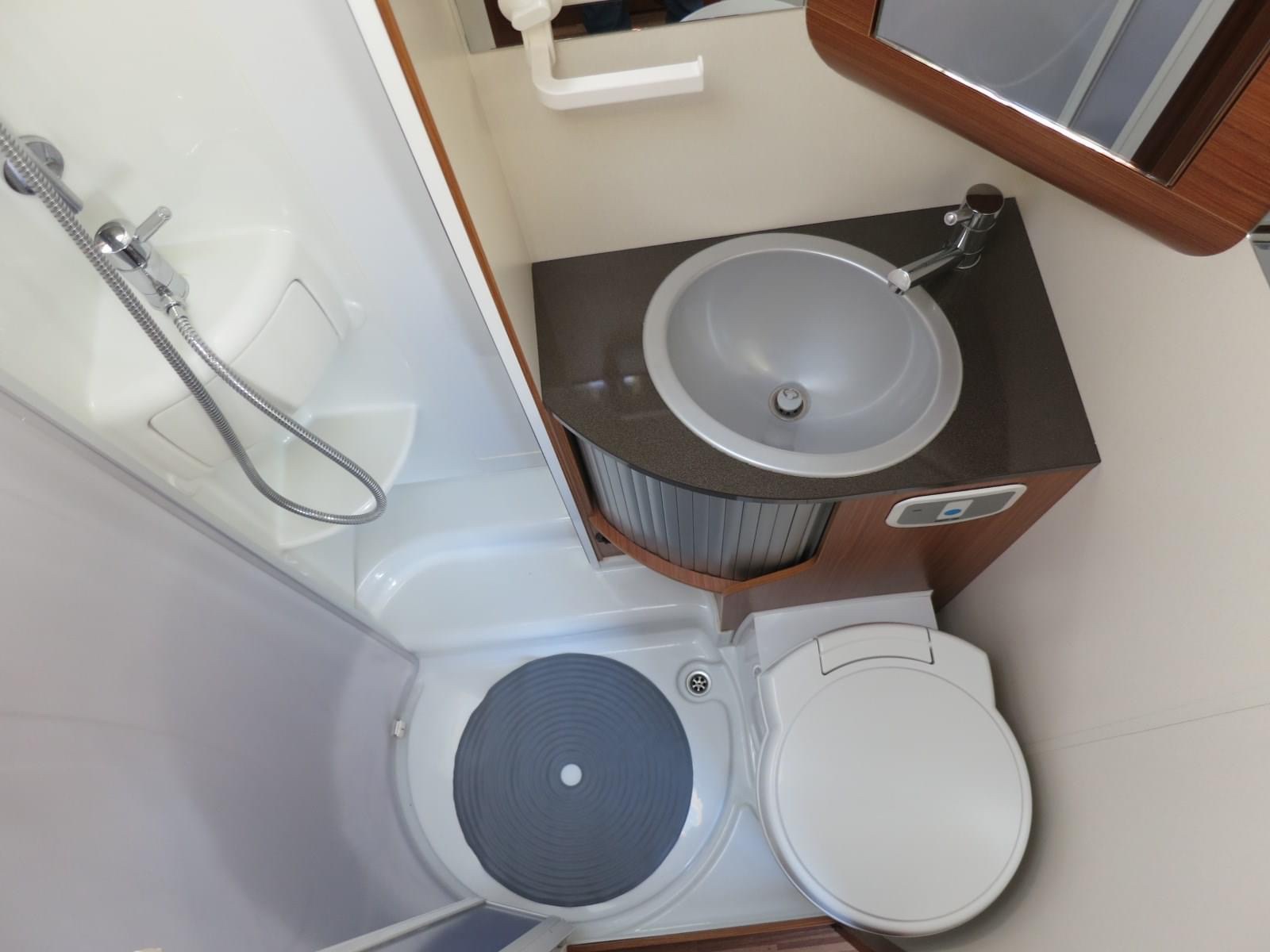 Camping-car ADRIA Compact SPX (semi-intégré) – Image 9