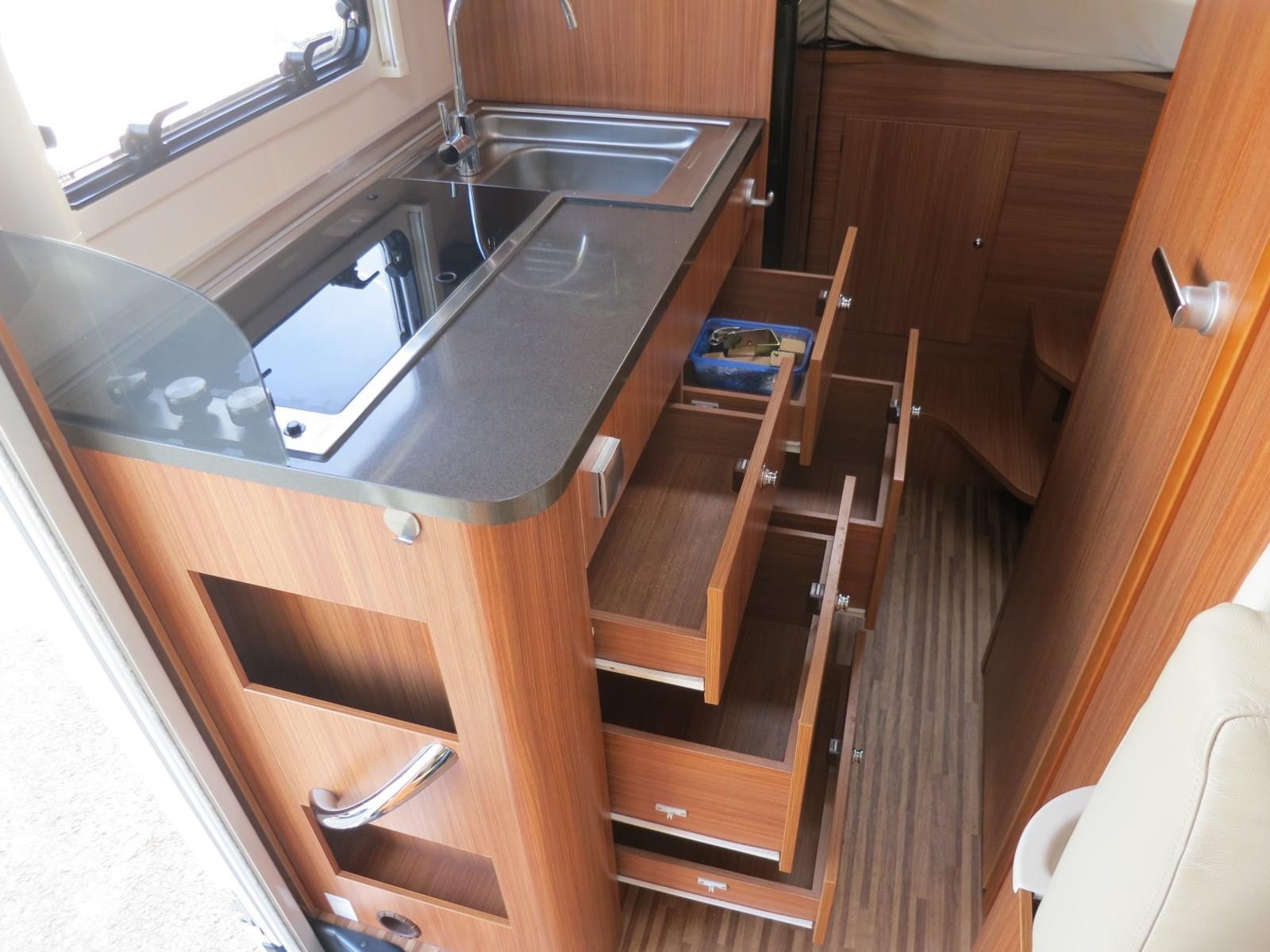 Camping-car ADRIA Compact SPX (semi-intégré) – Image 10