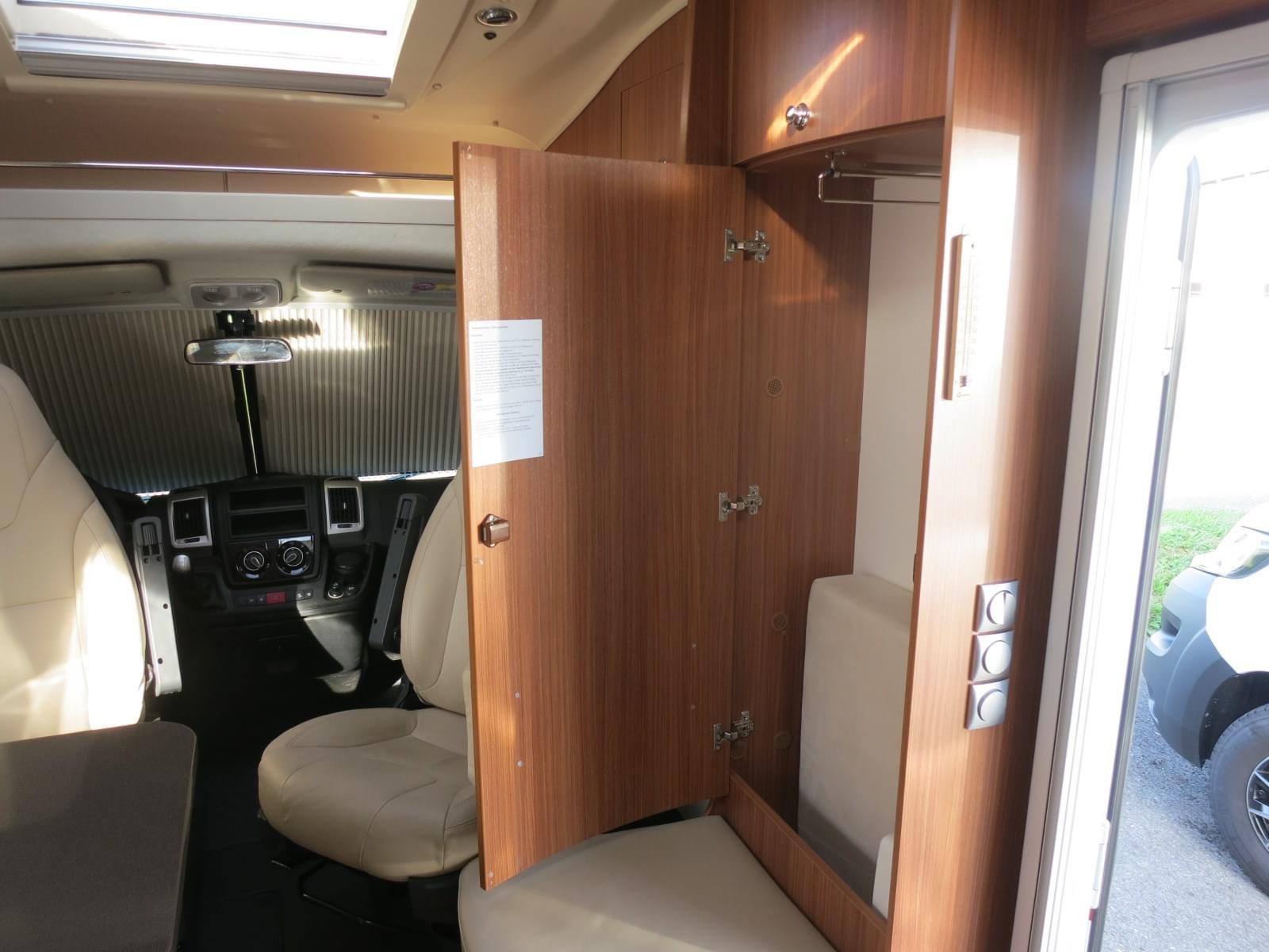 Camping-car ADRIA Compact SPX (semi-intégré) – Image 13