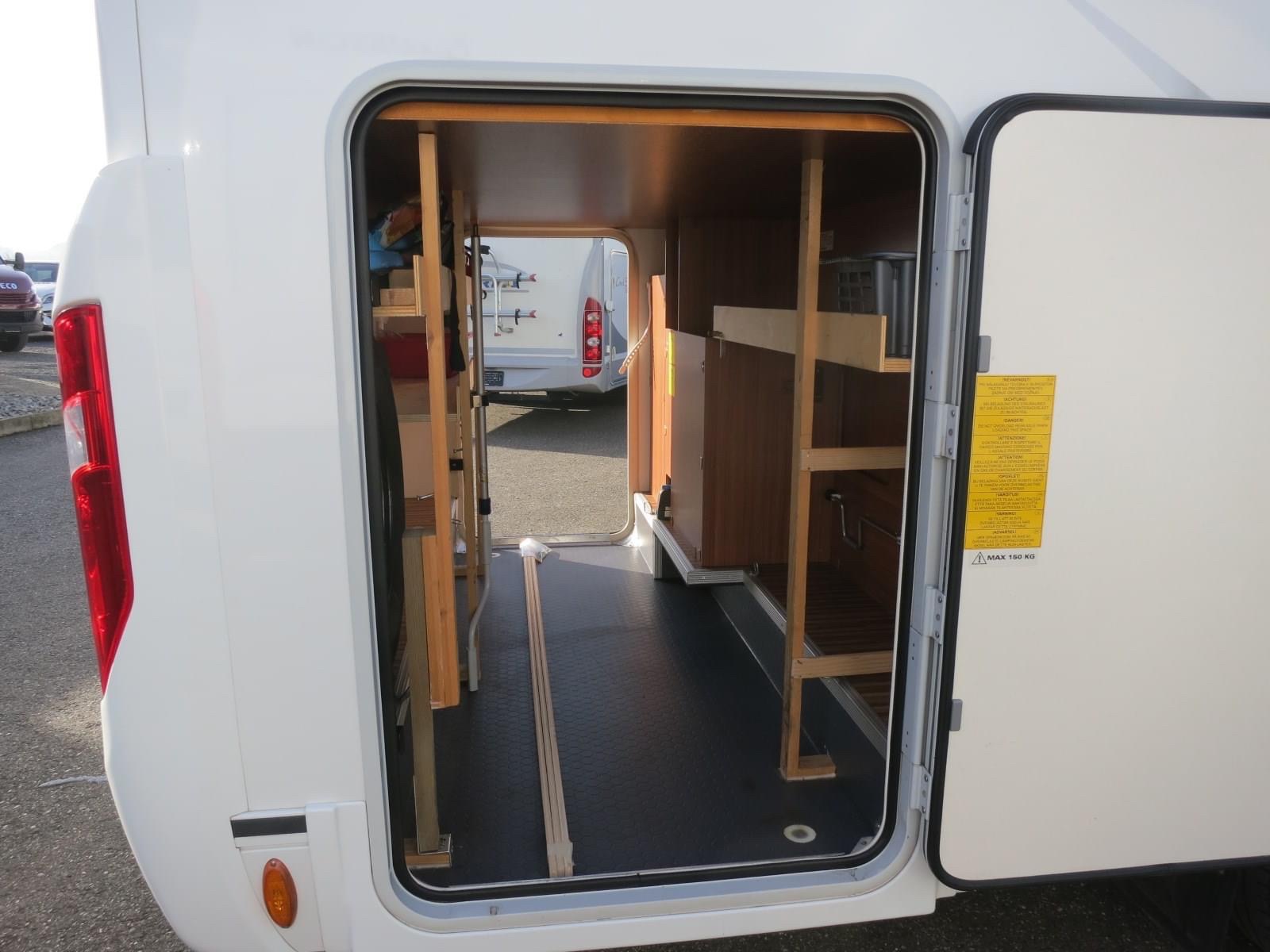 Camping-car ADRIA Compact SPX (semi-intégré) – Image 15