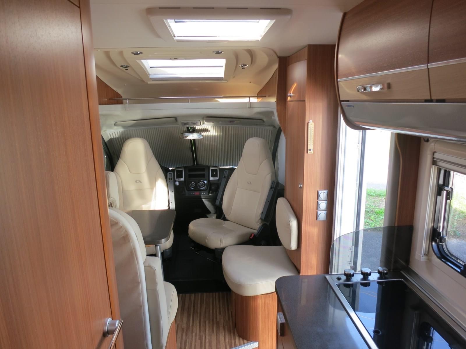 Camping-car ADRIA Compact SPX (semi-intégré) – Image 17