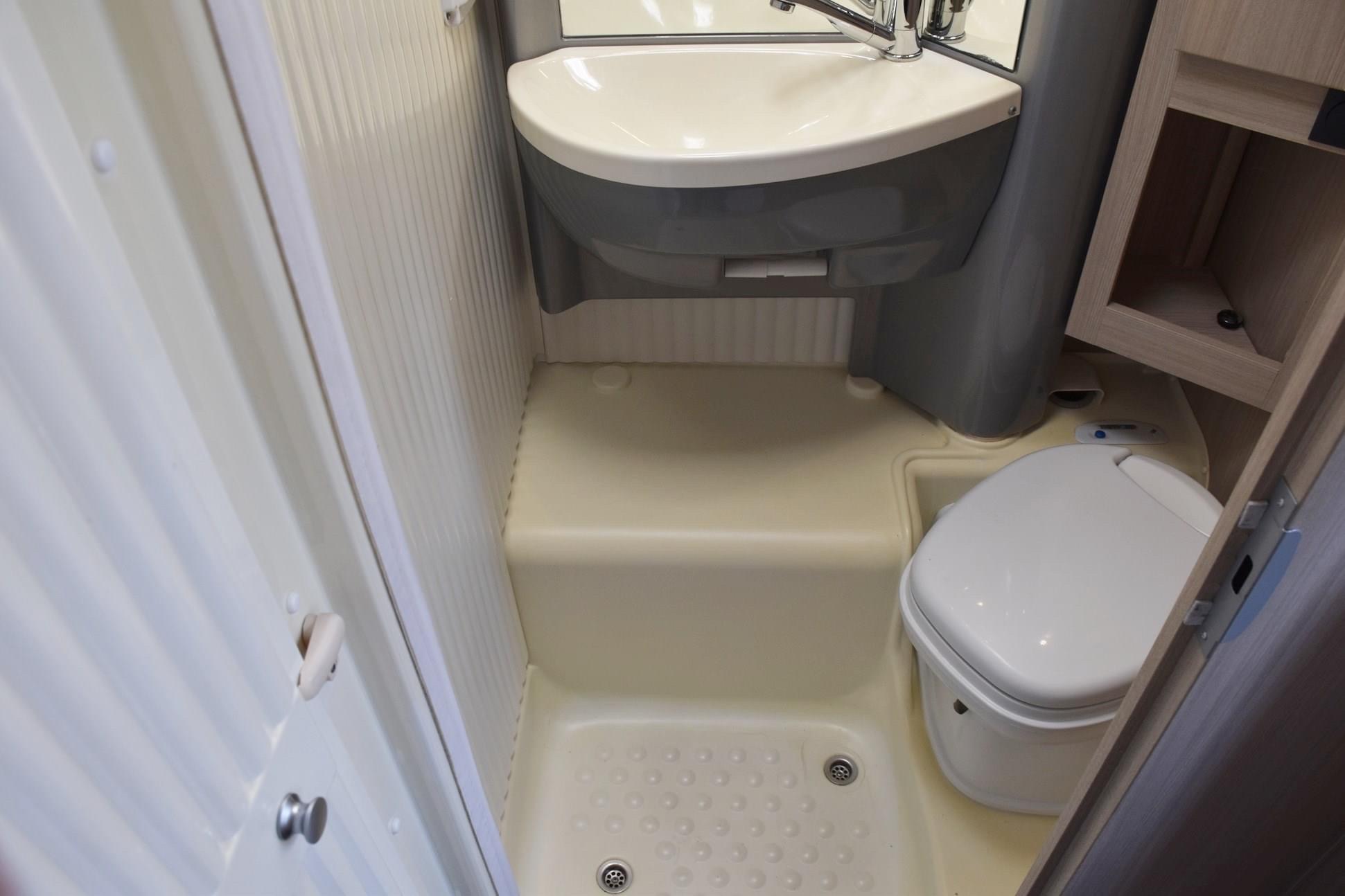 Camping-car DETHLEFFS GLOBE S 2,3 DIESEL FIAT DUCATO MULTIJET 150 (Semi-intégré) – Image 27