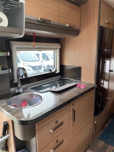 Camping-car KNAUS Family 600 DKG transmission automatique (alcôve) – Image 6