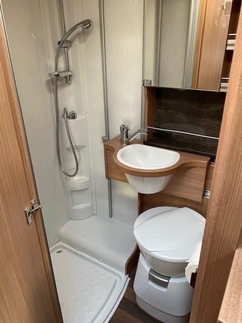 Camping-car KNAUS Family 600 DKG transmission automatique (alcôve) – Image 10