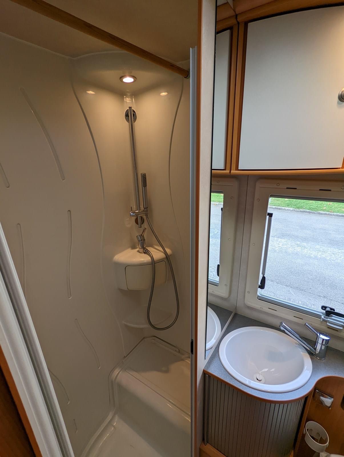 Camping-car ADRIA ADRIATIK 680 SP (Intégré) – Image 6