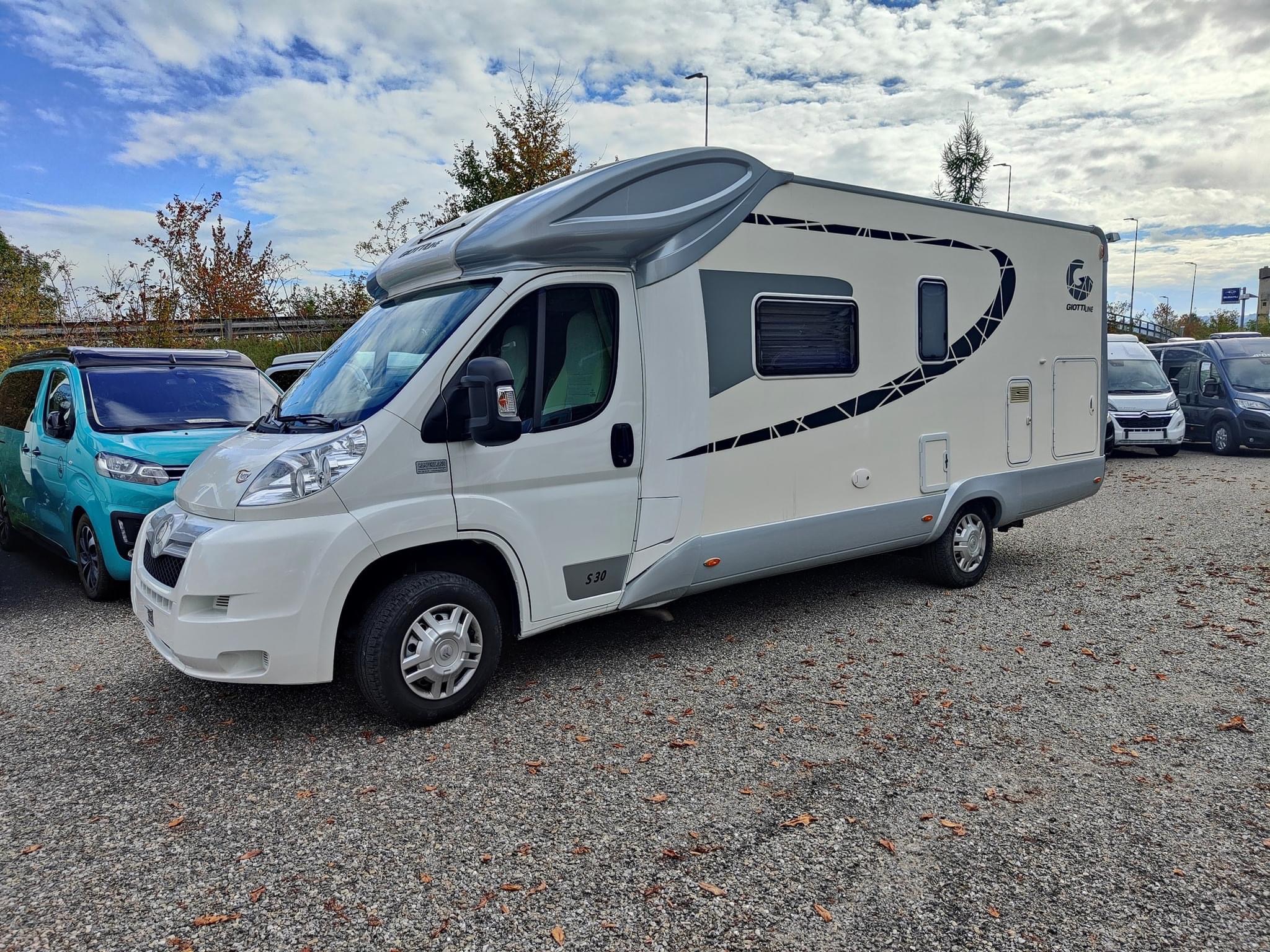 Camping-car GIOTTILINE Therry T30 (semi-intégré) – Image 2