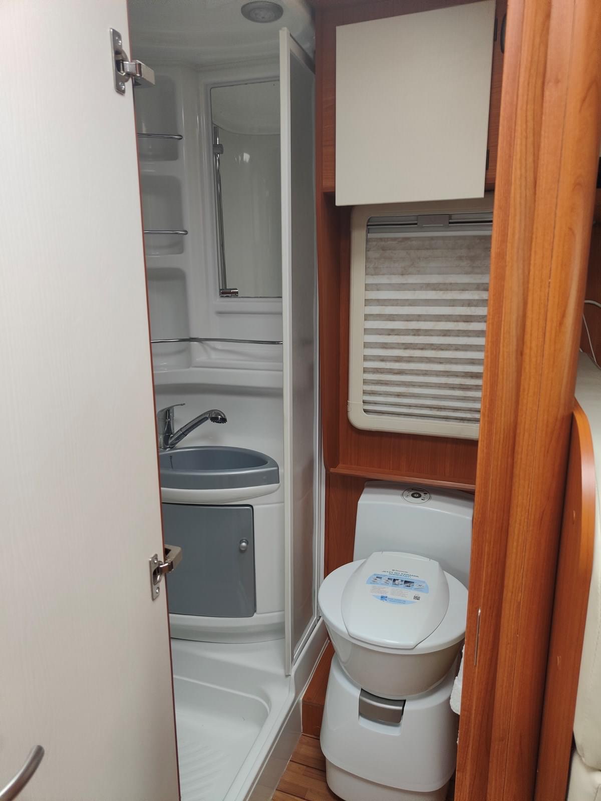 Camping-car GIOTTILINE Therry T30 (semi-intégré) – Image 7