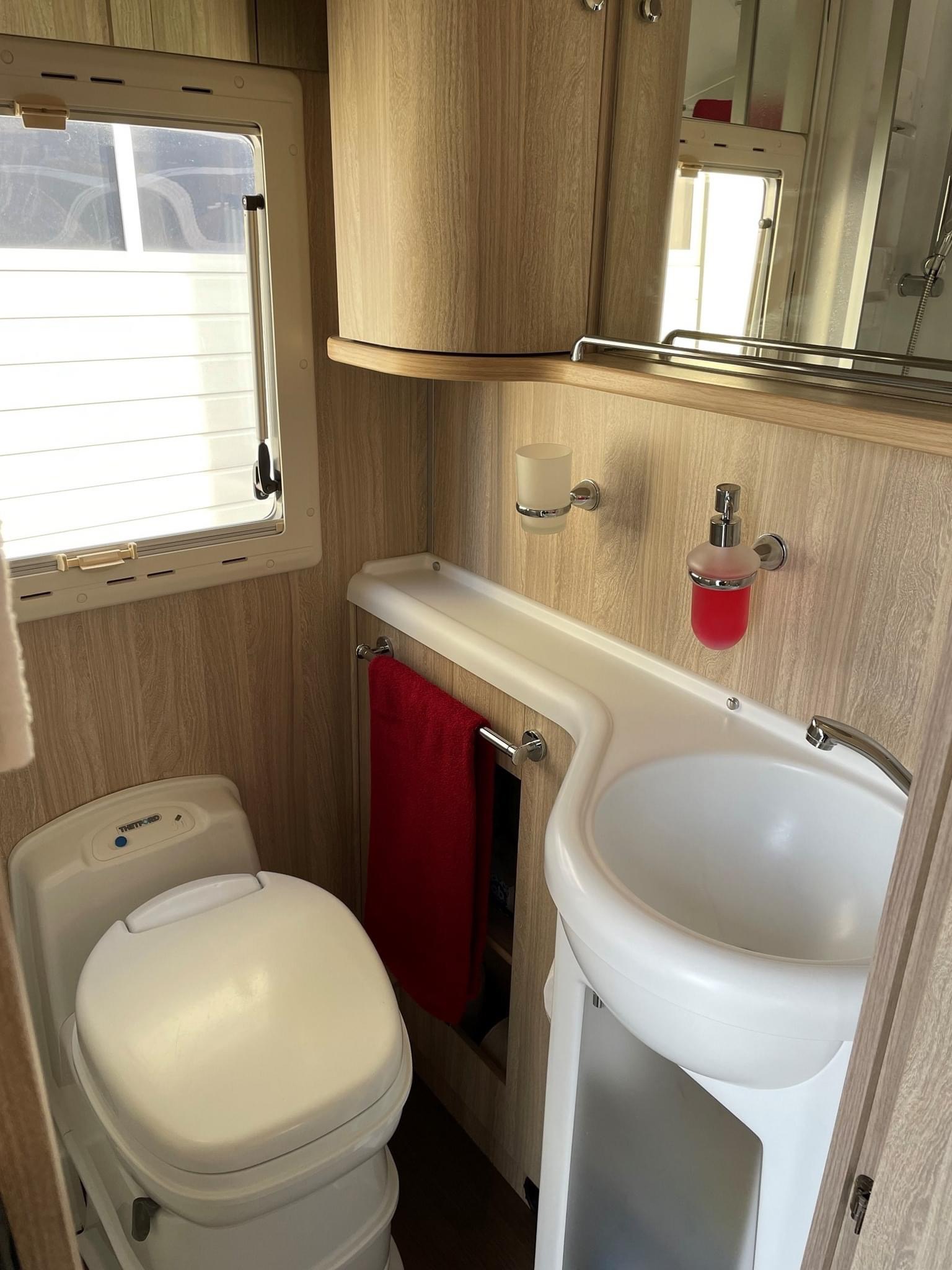 Camping-car LAIKA ECOVIP 2 (alcôve) – Image 14