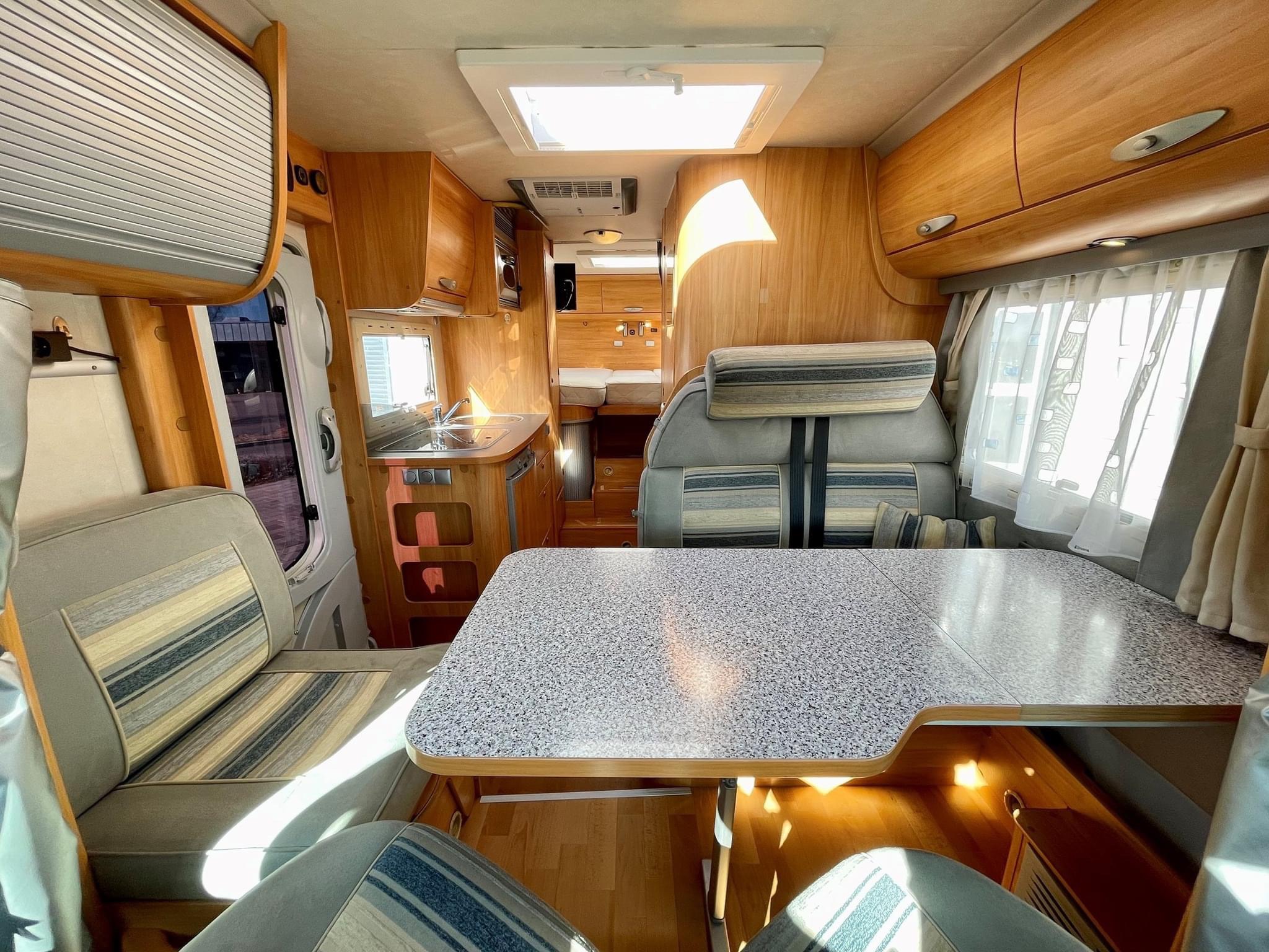 Camping-car FIAT Ducato 2.3JTD ADRIA Coral S680SL (Semi-intégré) – Image 4