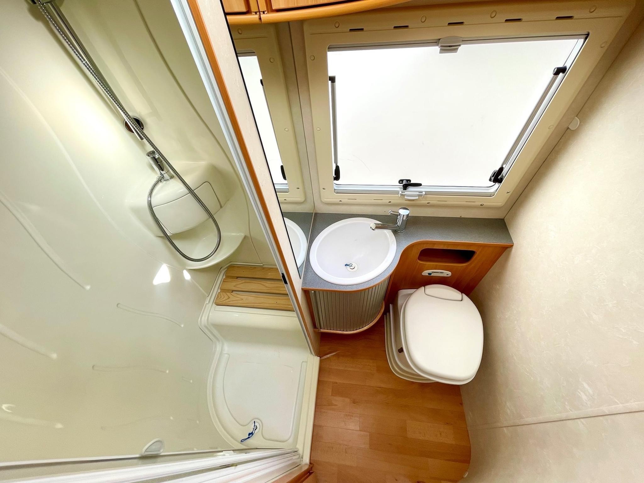 Camping-car FIAT Ducato 2.3JTD ADRIA Coral S680SL (Semi-intégré) – Image 9