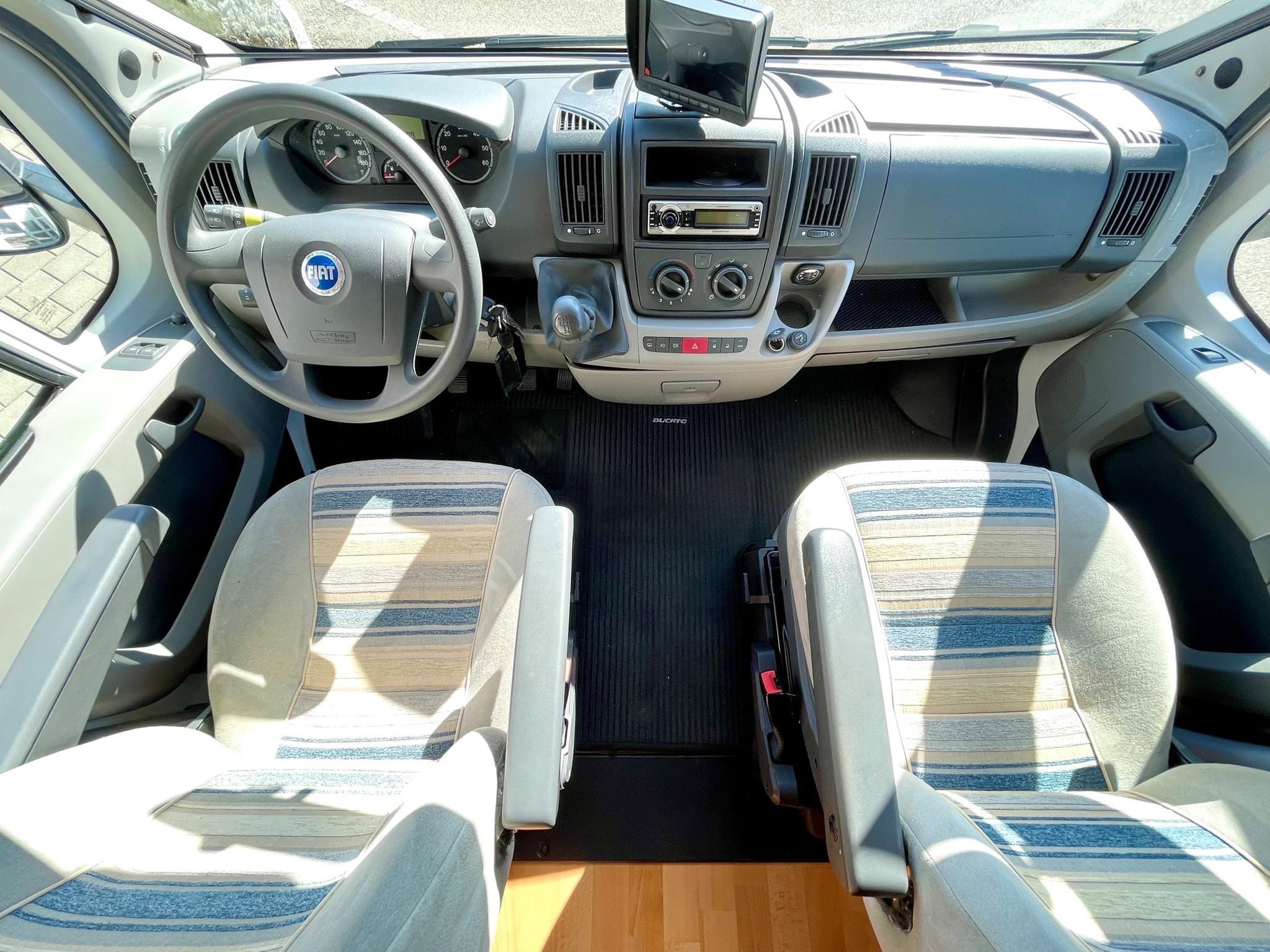 Camping-car FIAT Ducato 2.3JTD ADRIA Coral S680SL (Semi-intégré) – Image 10